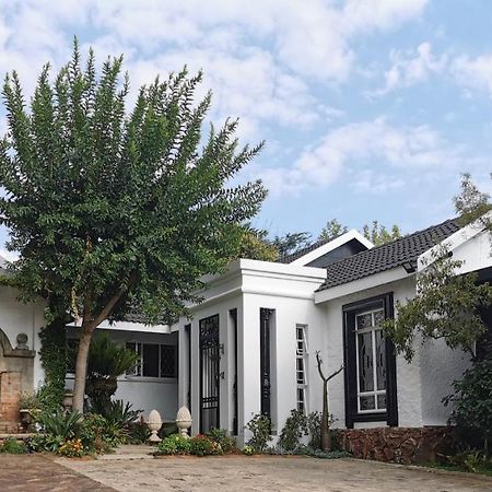 At 98 On Lynburn Guest House Pretoria-Noord Eksteriør billede