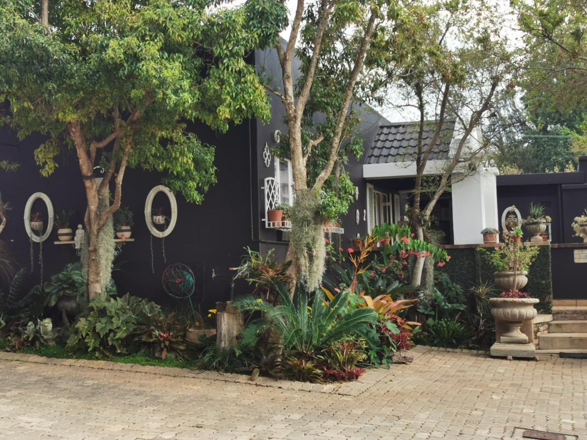 At 98 On Lynburn Guest House Pretoria-Noord Eksteriør billede