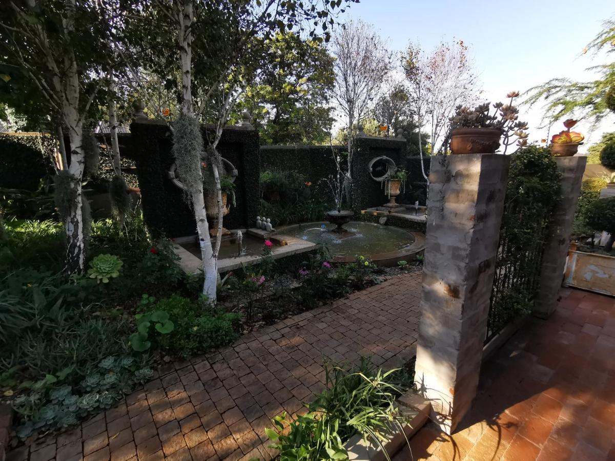 At 98 On Lynburn Guest House Pretoria-Noord Eksteriør billede