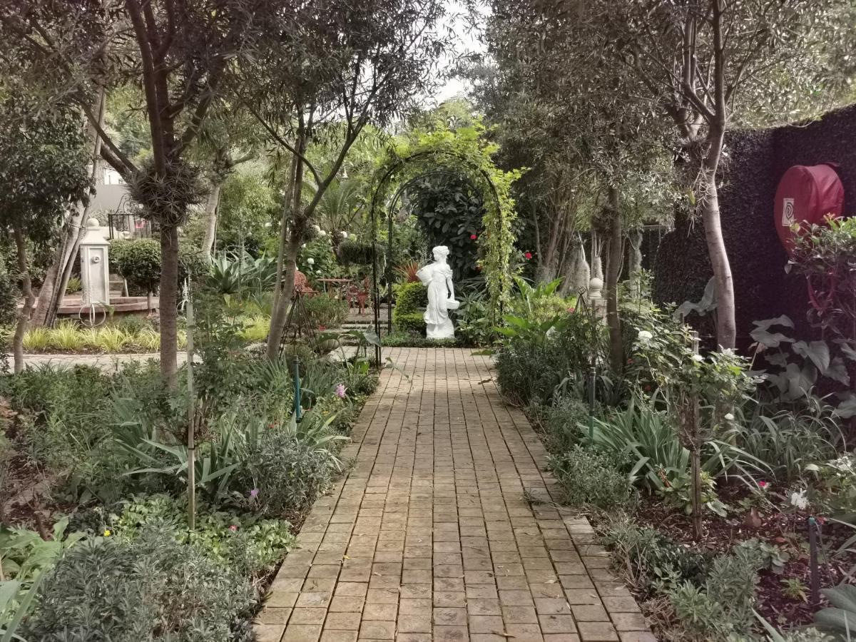 At 98 On Lynburn Guest House Pretoria-Noord Eksteriør billede