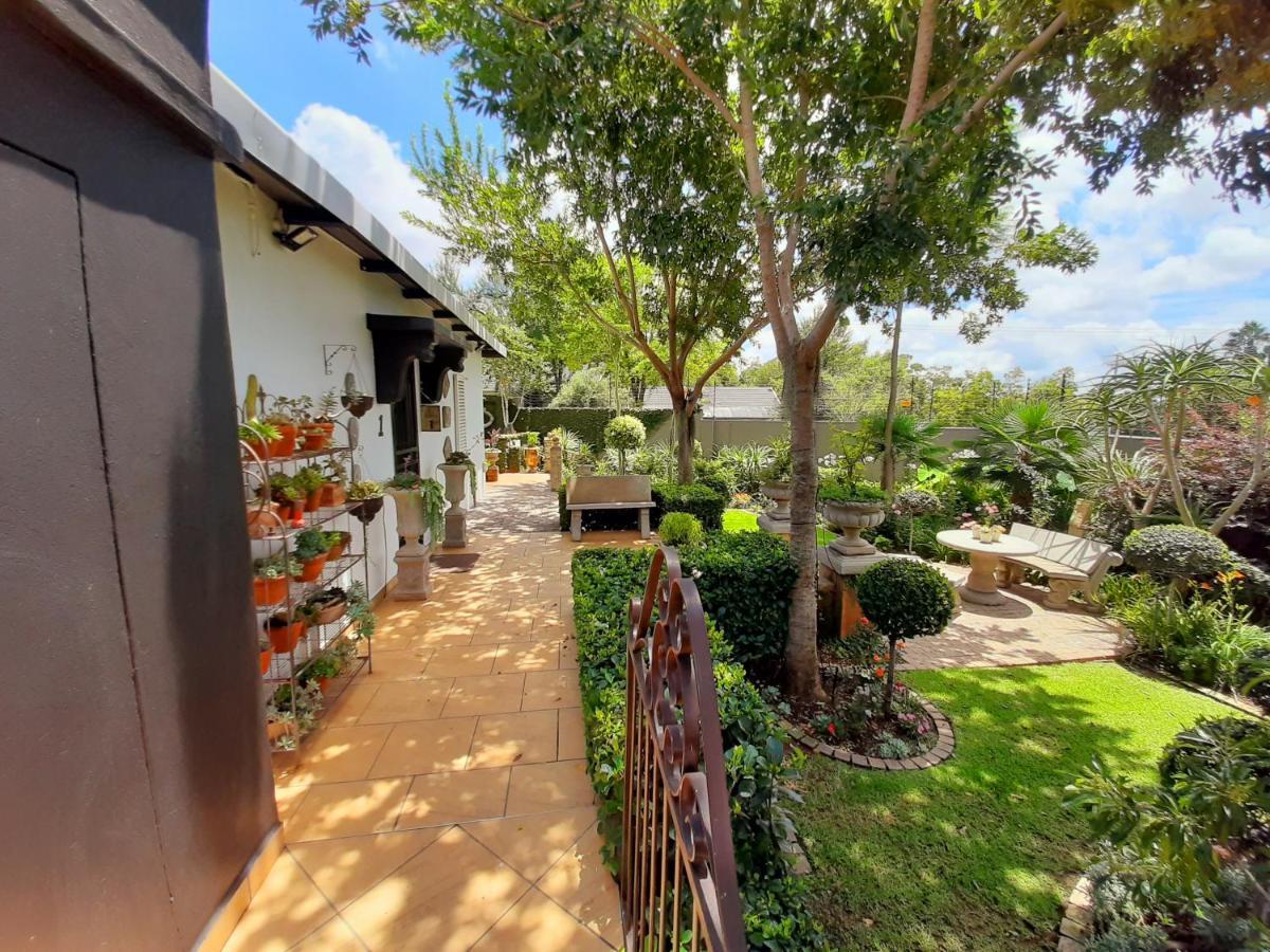 At 98 On Lynburn Guest House Pretoria-Noord Eksteriør billede
