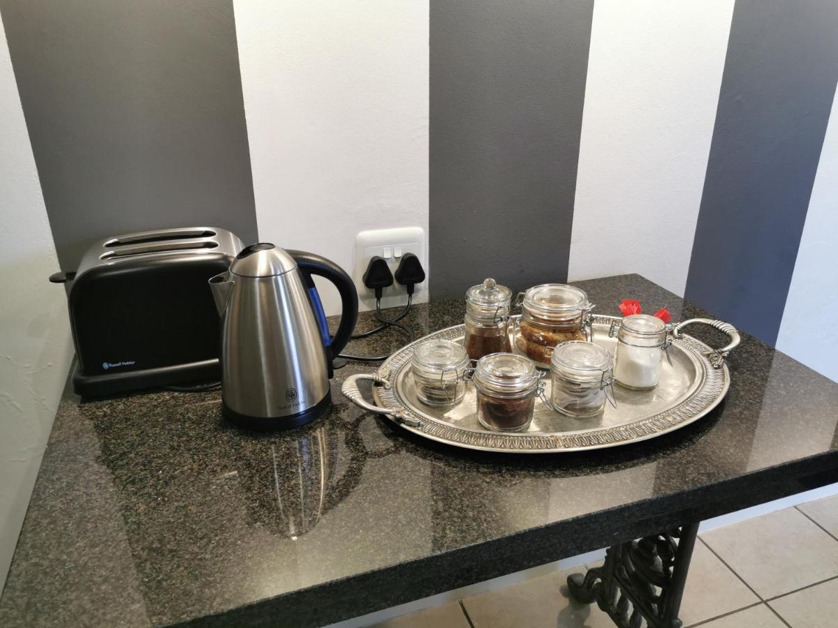 At 98 On Lynburn Guest House Pretoria-Noord Eksteriør billede