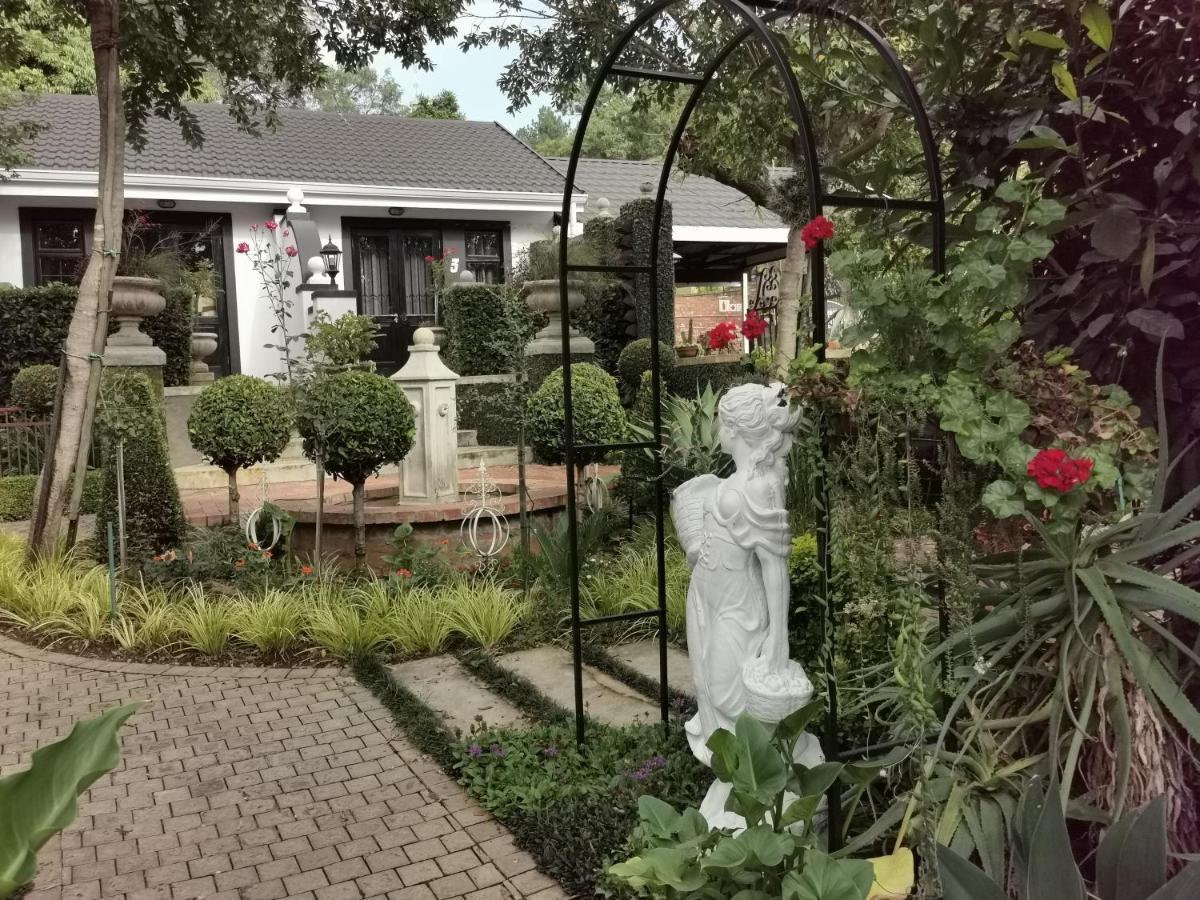At 98 On Lynburn Guest House Pretoria-Noord Eksteriør billede