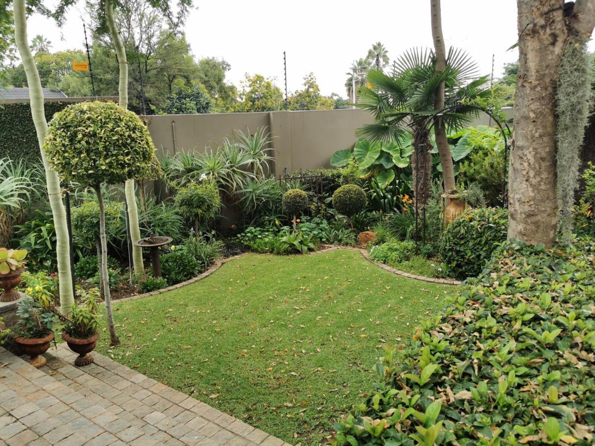 At 98 On Lynburn Guest House Pretoria-Noord Eksteriør billede