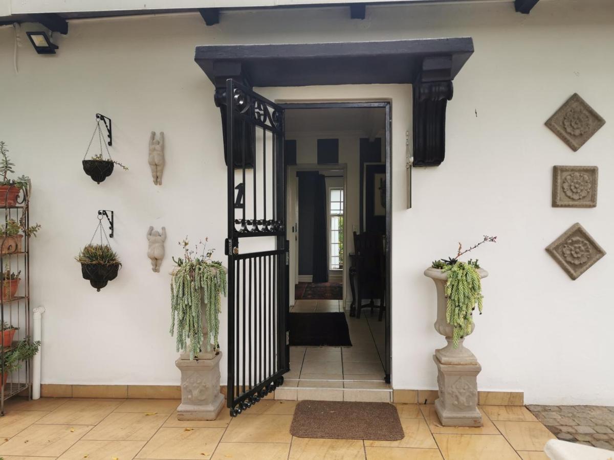 At 98 On Lynburn Guest House Pretoria-Noord Eksteriør billede