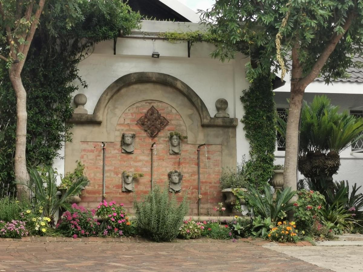 At 98 On Lynburn Guest House Pretoria-Noord Eksteriør billede