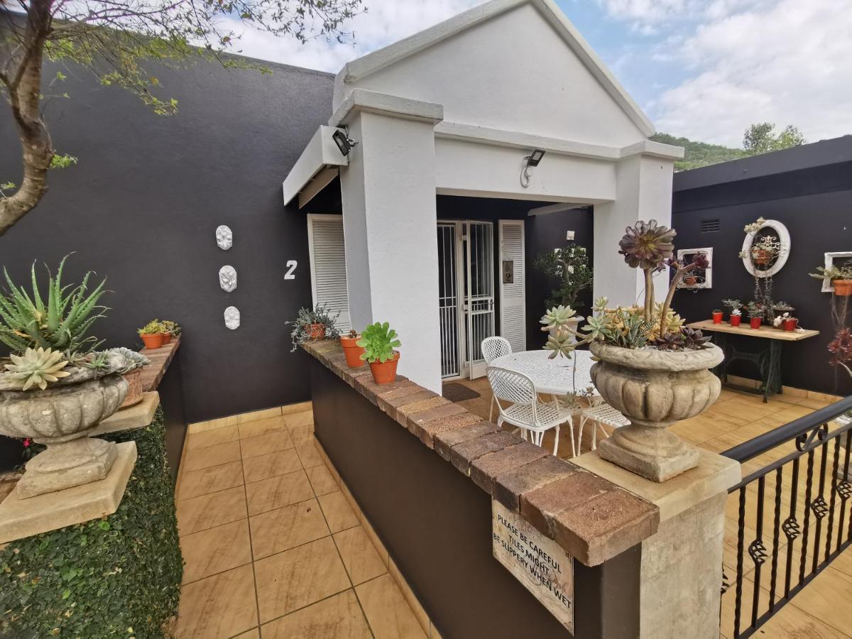 At 98 On Lynburn Guest House Pretoria-Noord Eksteriør billede