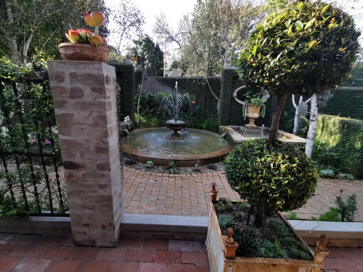 At 98 On Lynburn Guest House Pretoria-Noord Eksteriør billede