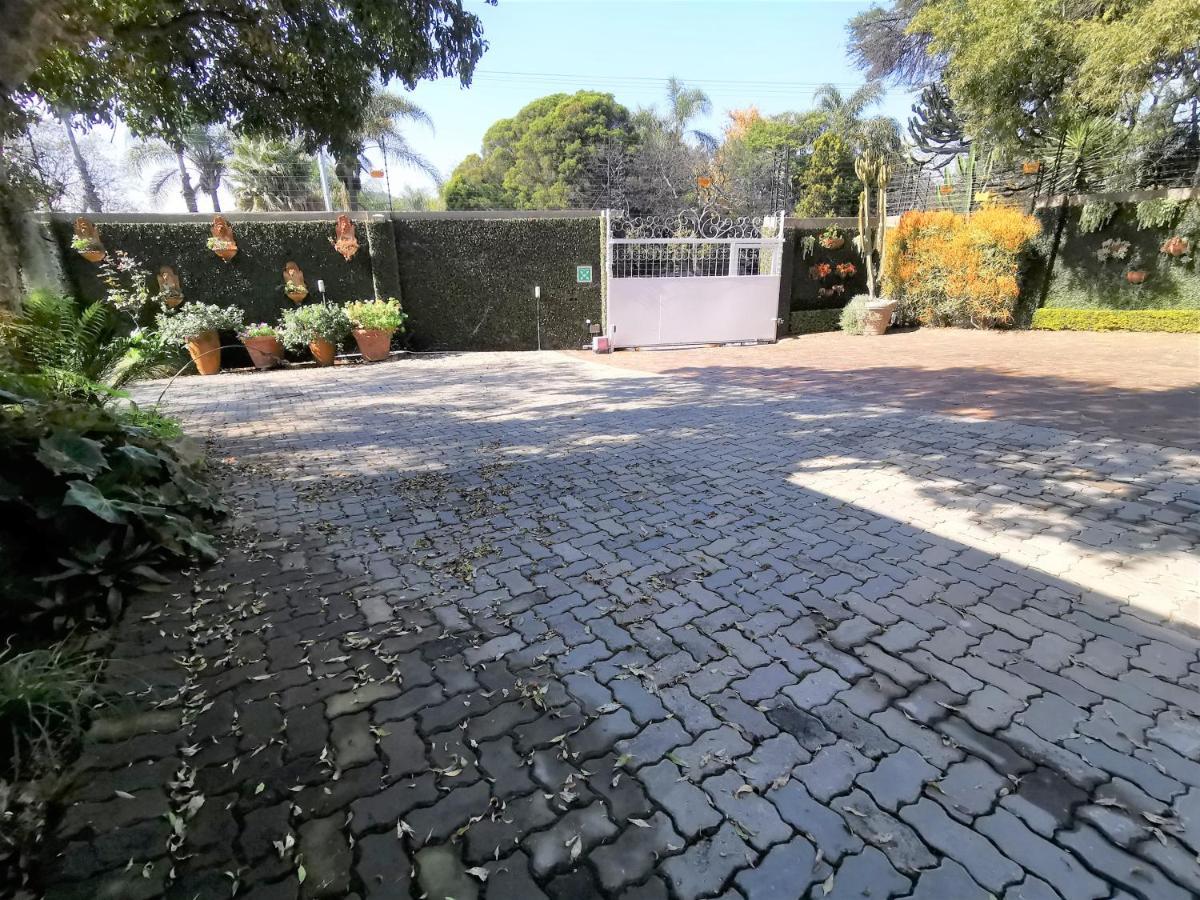 At 98 On Lynburn Guest House Pretoria-Noord Eksteriør billede