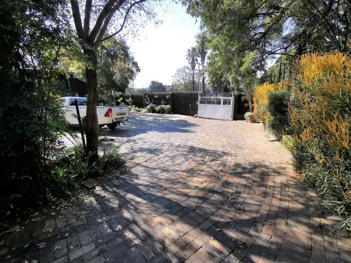 At 98 On Lynburn Guest House Pretoria-Noord Eksteriør billede
