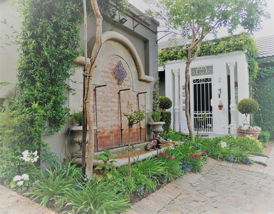 At 98 On Lynburn Guest House Pretoria-Noord Eksteriør billede