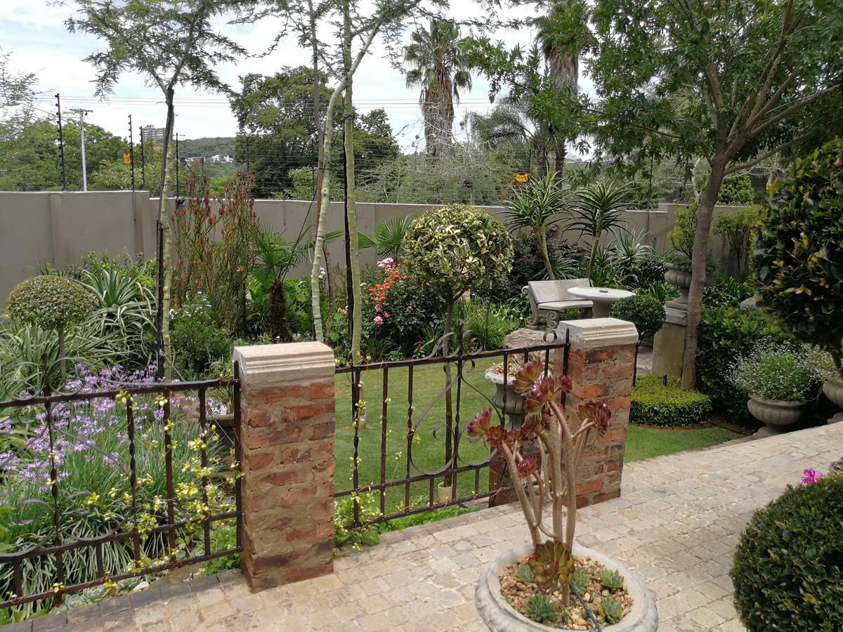 At 98 On Lynburn Guest House Pretoria-Noord Eksteriør billede