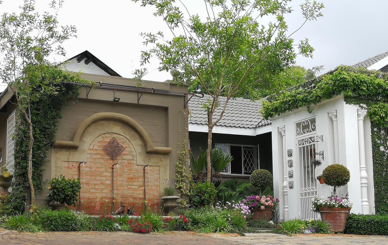 At 98 On Lynburn Guest House Pretoria-Noord Eksteriør billede