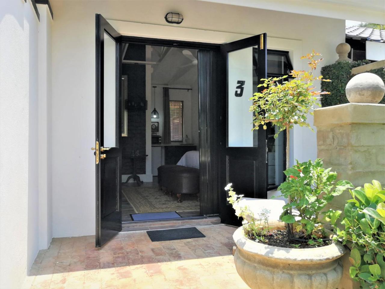 At 98 On Lynburn Guest House Pretoria-Noord Eksteriør billede